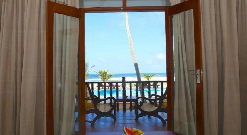 Whispering Palms Отель