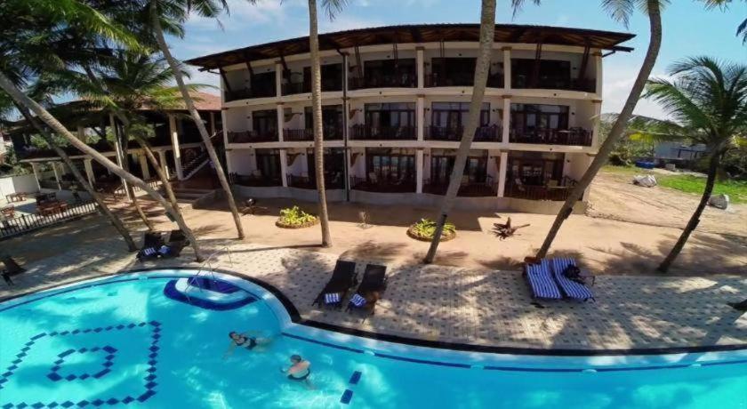 Whispering Palms Отель