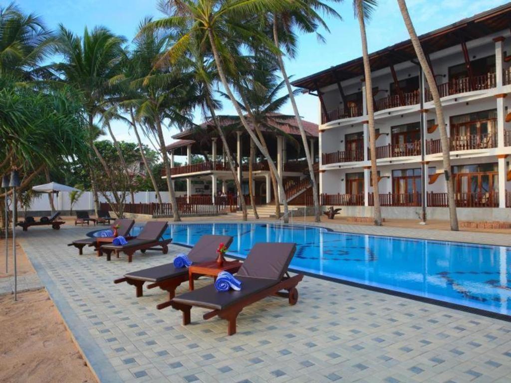 Hotel Whispering Palms